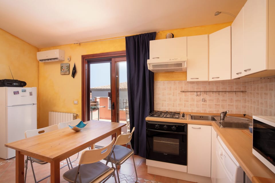 Apartment, 2 Bedrooms | Private kitchen | Fridge, microwave, oven, stovetop