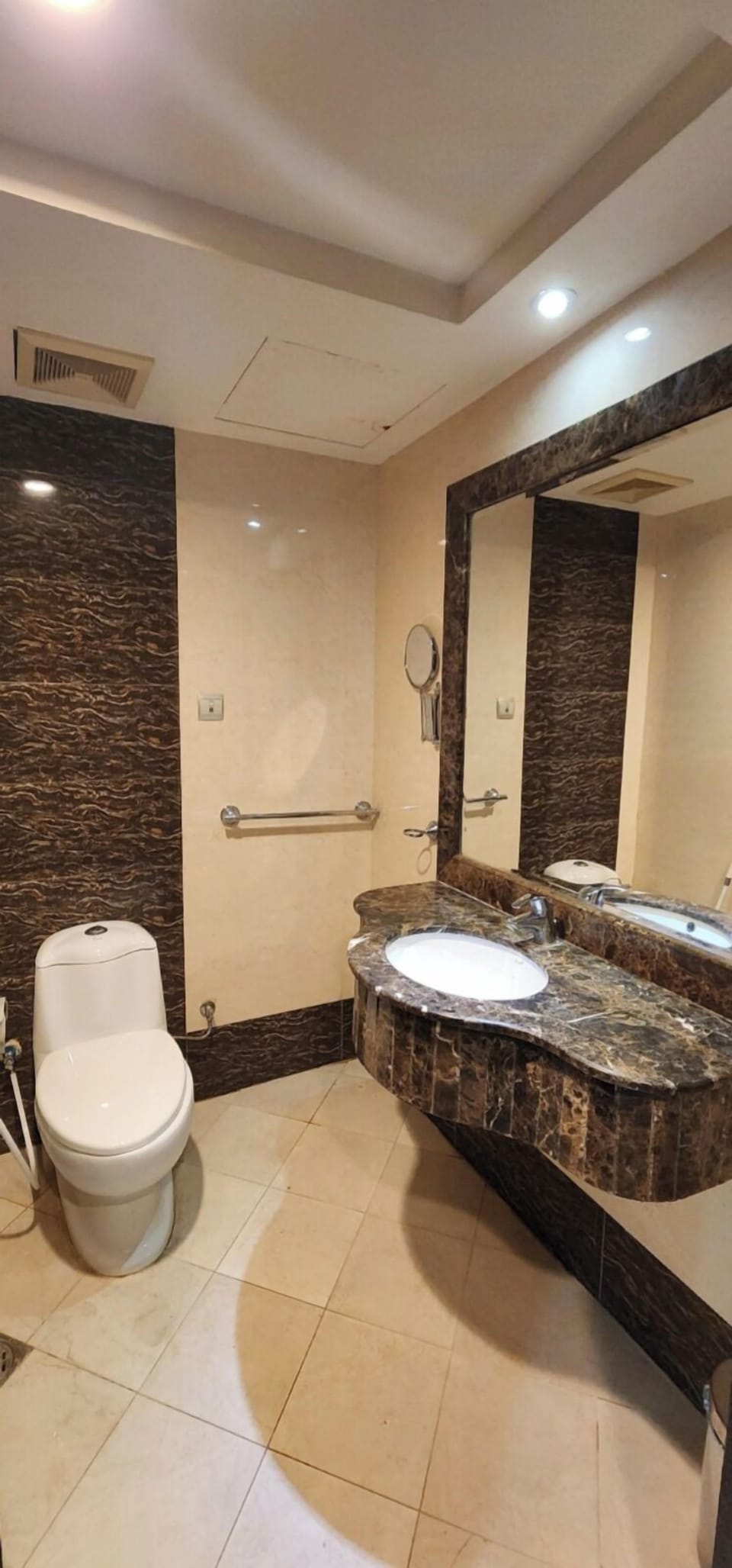 Shower, rainfall showerhead, free toiletries, hair dryer