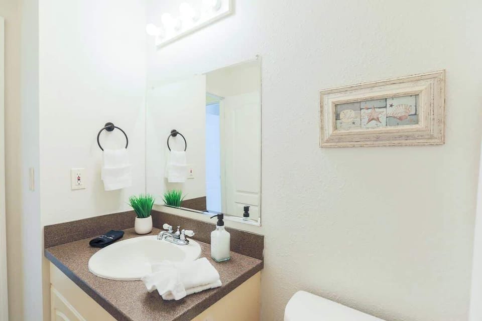 With a sleek vanity, tub/shower combo, and plenty of towels, this bathroom makes getting ready a breeze for every guest.