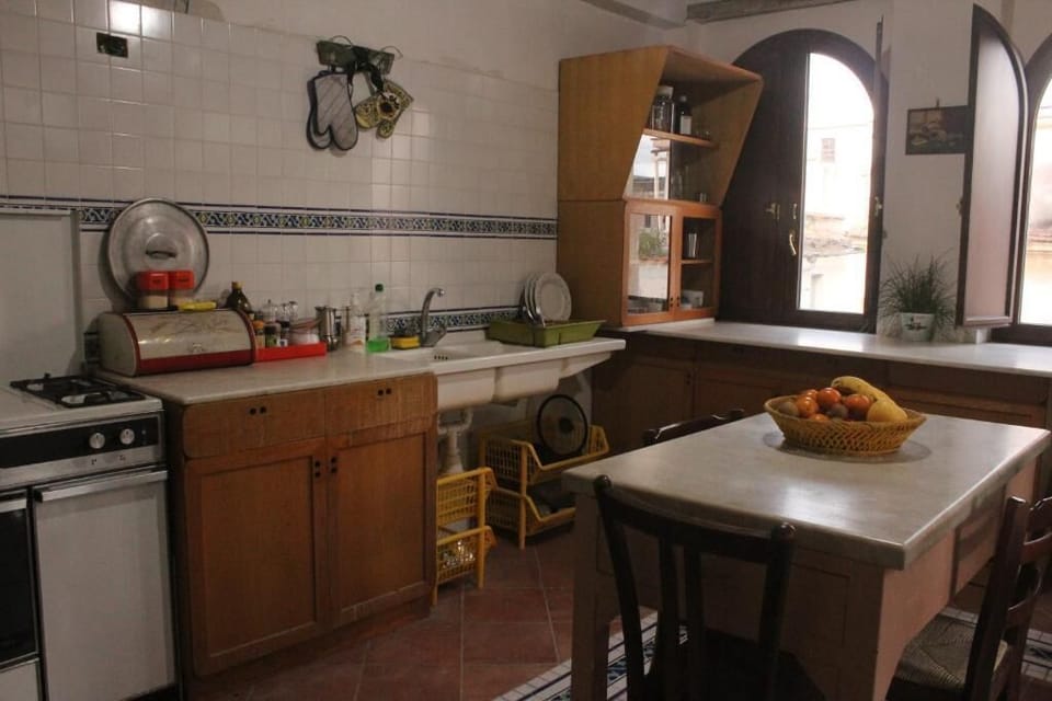 Full-size fridge, microwave, oven, stovetop