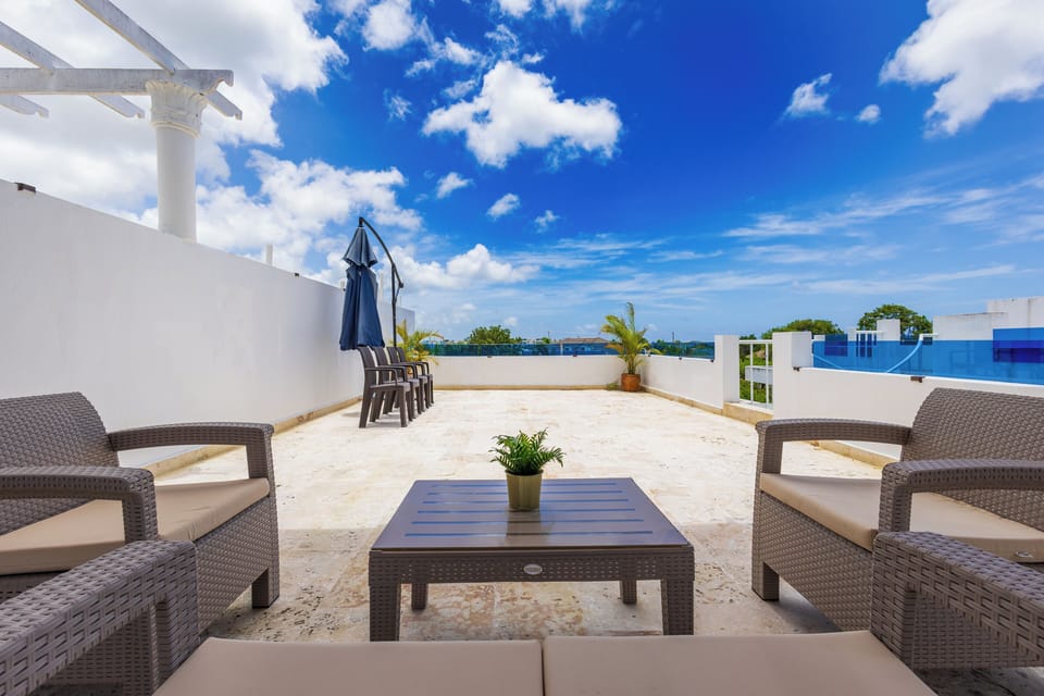 Rooftop lounge – ideal for sunset drinks and conversations.