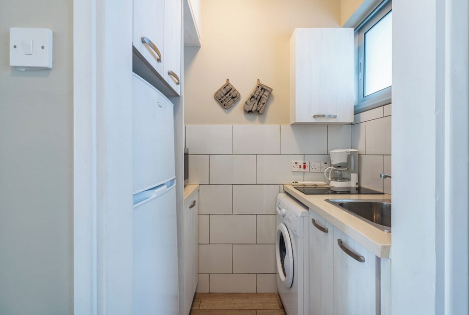 Apartment, 1 Double Bed, Kitchenette, City View | Private kitchenette | Fridge, microwave, stovetop, electric kettle