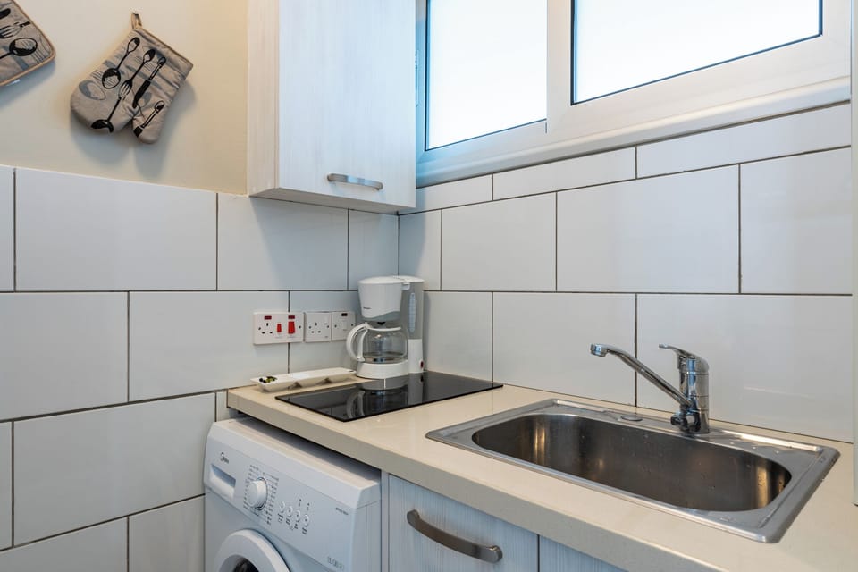 Apartment, 1 Double Bed, Kitchenette, City View | Private kitchenette | Fridge, microwave, stovetop, electric kettle