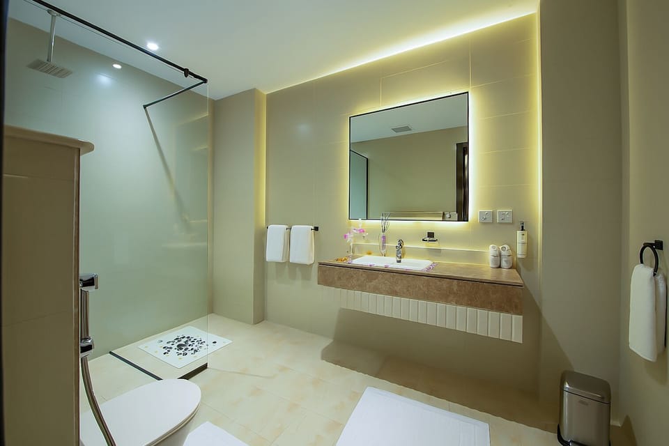 Studio | Bathroom | Separate tub and shower, hair dryer, towels, soap