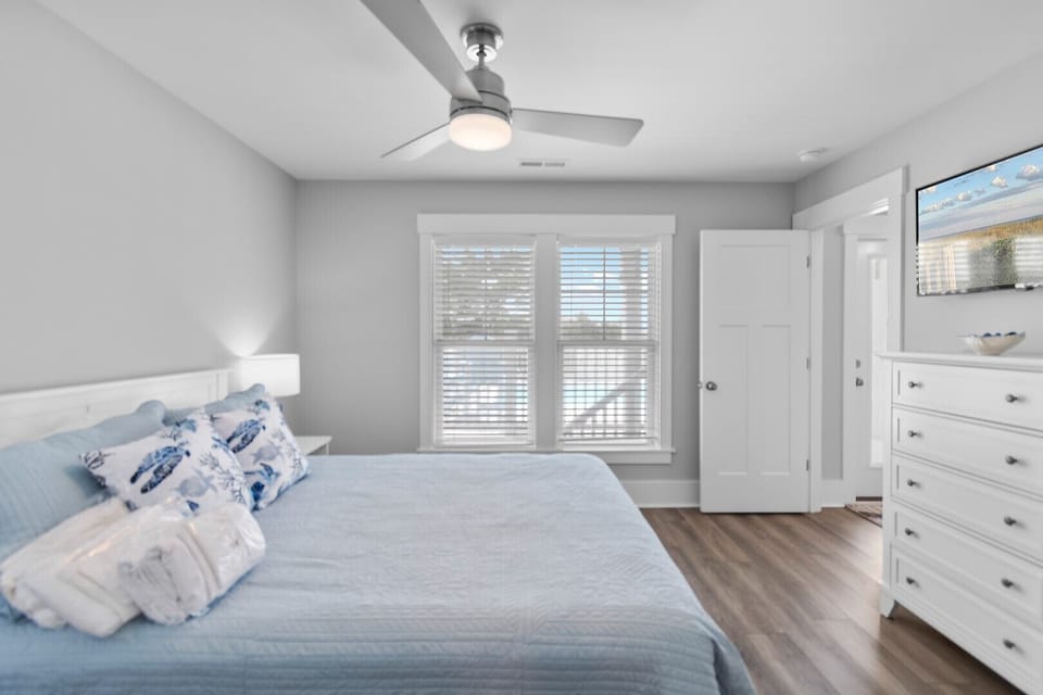 Queen Bedroom
CS 7-17-25