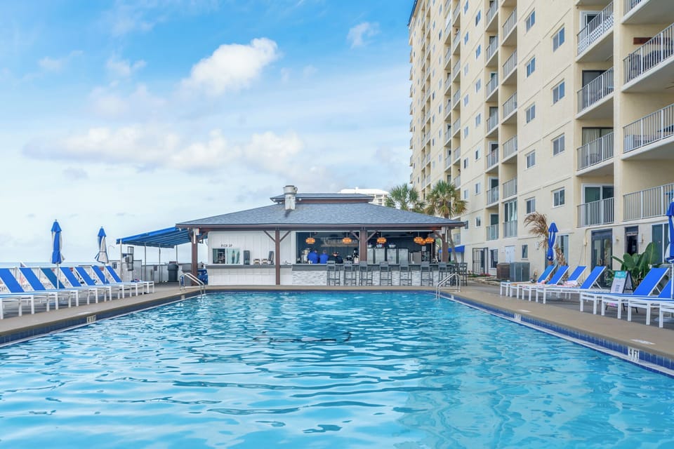 No need to pack up the whole family just for a drink. The poolside tiki bar means happy hour is only a few steps away—complete with ocean breeze and kid-friendly snacks.