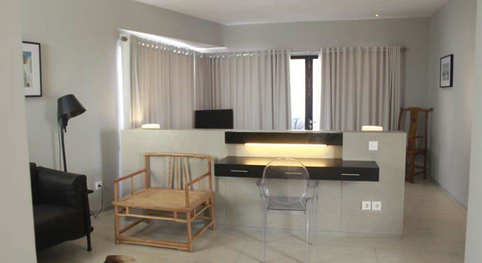 Suite | Living room | 32-inch flat-screen TV with satellite channels, TV
