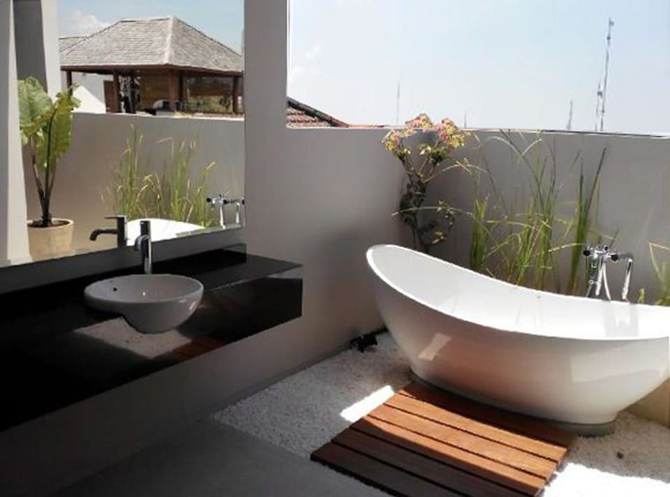Suite | Bathroom | Shower, free toiletries, towels