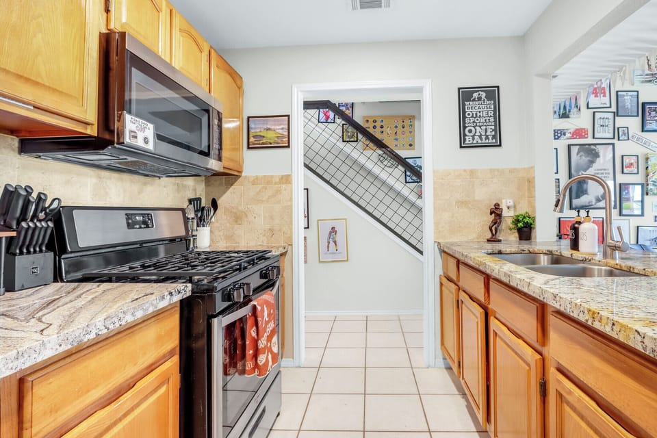 Another view of the full kitchen