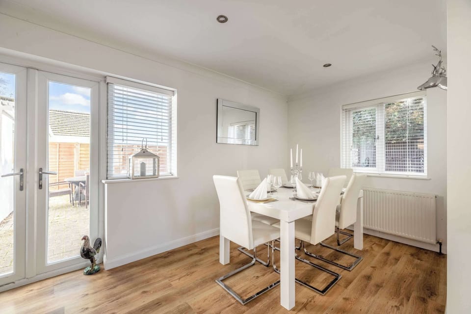 Meadow Way, Fifield - Host & Stay