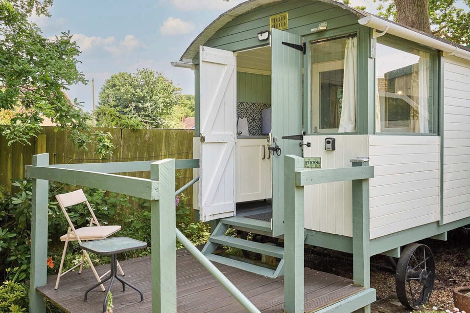 Shepherd's Hut, Briston - Host & Stay
