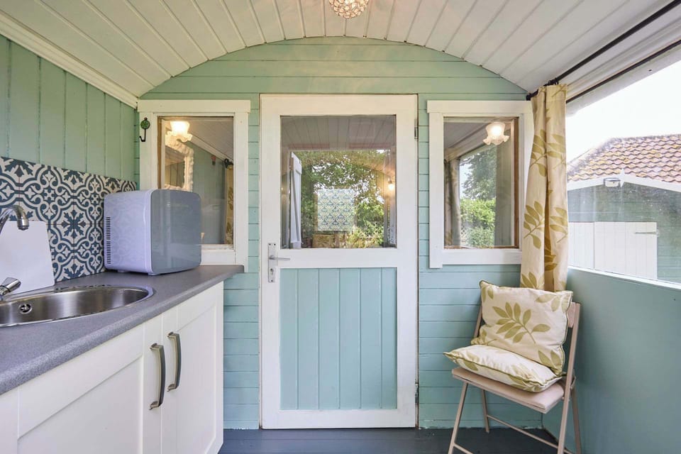 Shepherd's Hut, Briston - Host & Stay