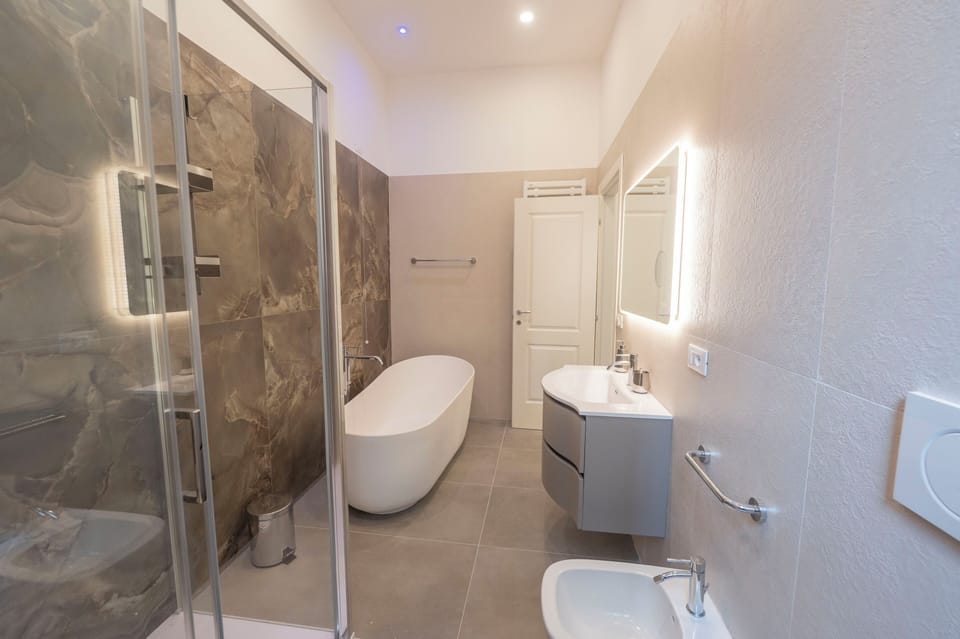 Deluxe Condo | Bathroom