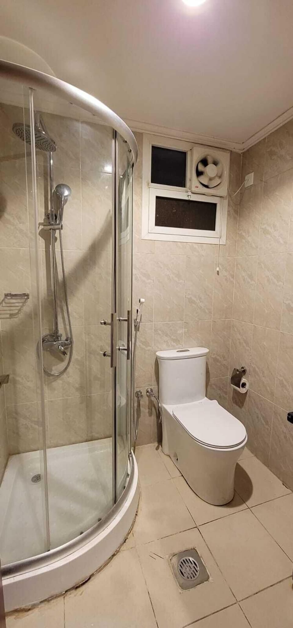 Rainfall showerhead, free toiletries, bathrobes, towels