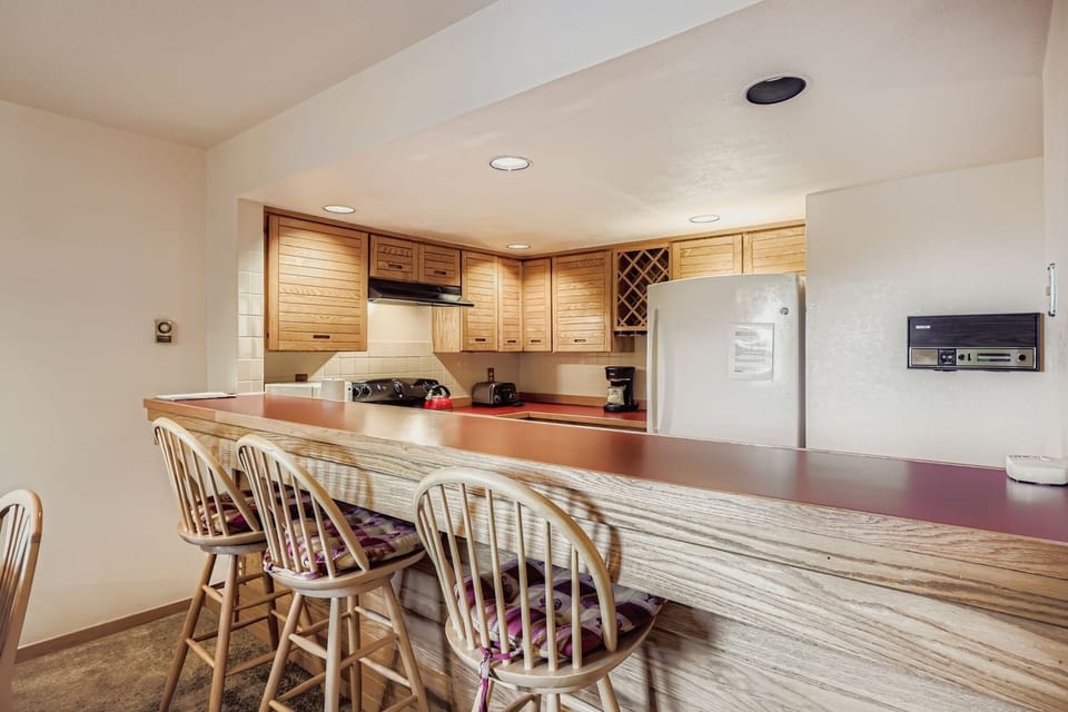 Condo, 2 Bedrooms | Private kitchen | Fridge, oven, coffee/tea maker, toaster