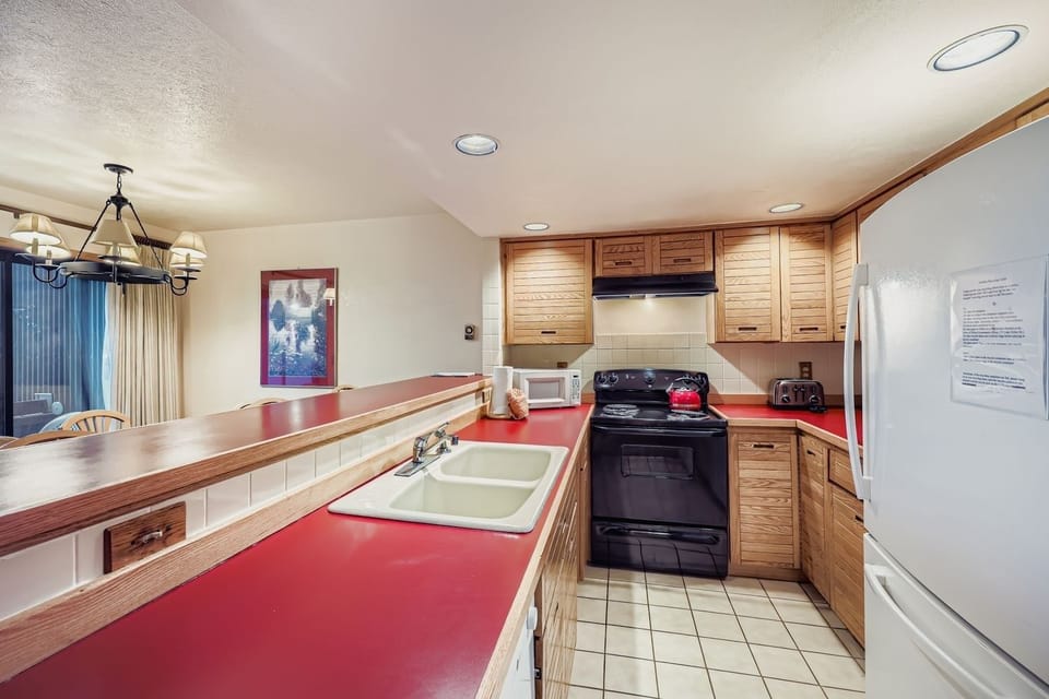 Condo, 2 Bedrooms | Private kitchen | Fridge, oven, coffee/tea maker, toaster