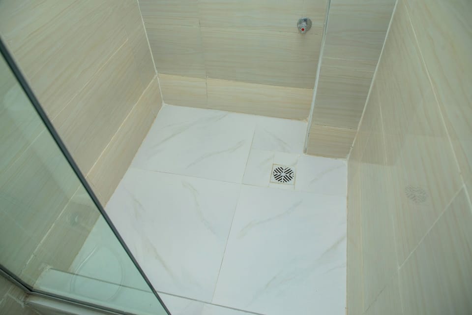 Deluxe Room, Balcony, City View | Bathroom | Free toiletries, hair dryer, towels, soap