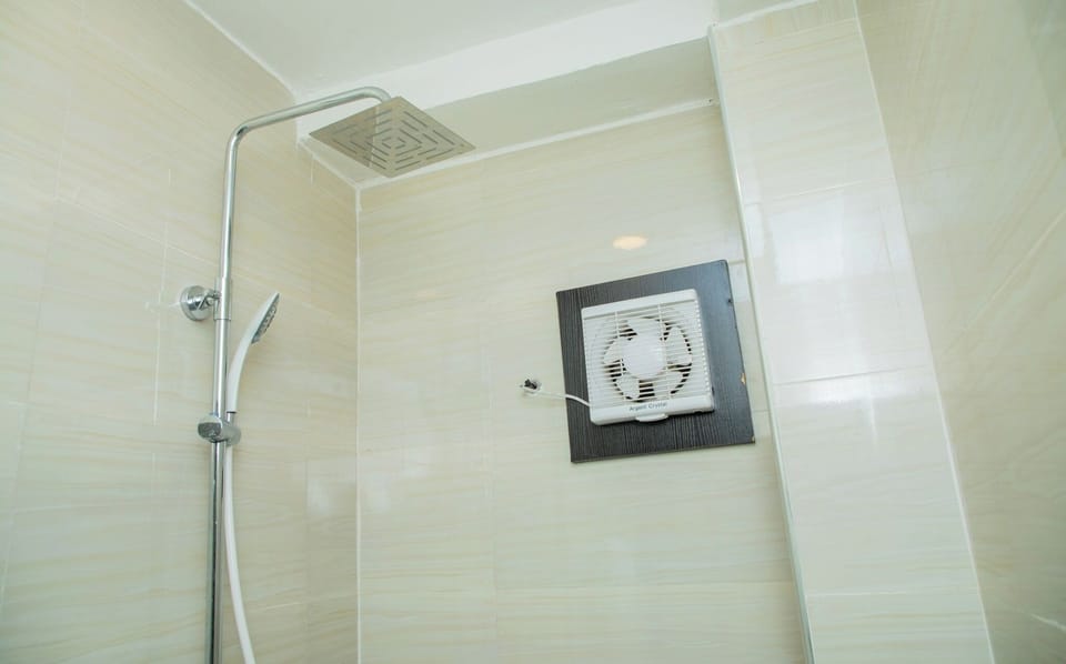 Deluxe Room, Balcony, City View | Bathroom | Free toiletries, hair dryer, towels, soap