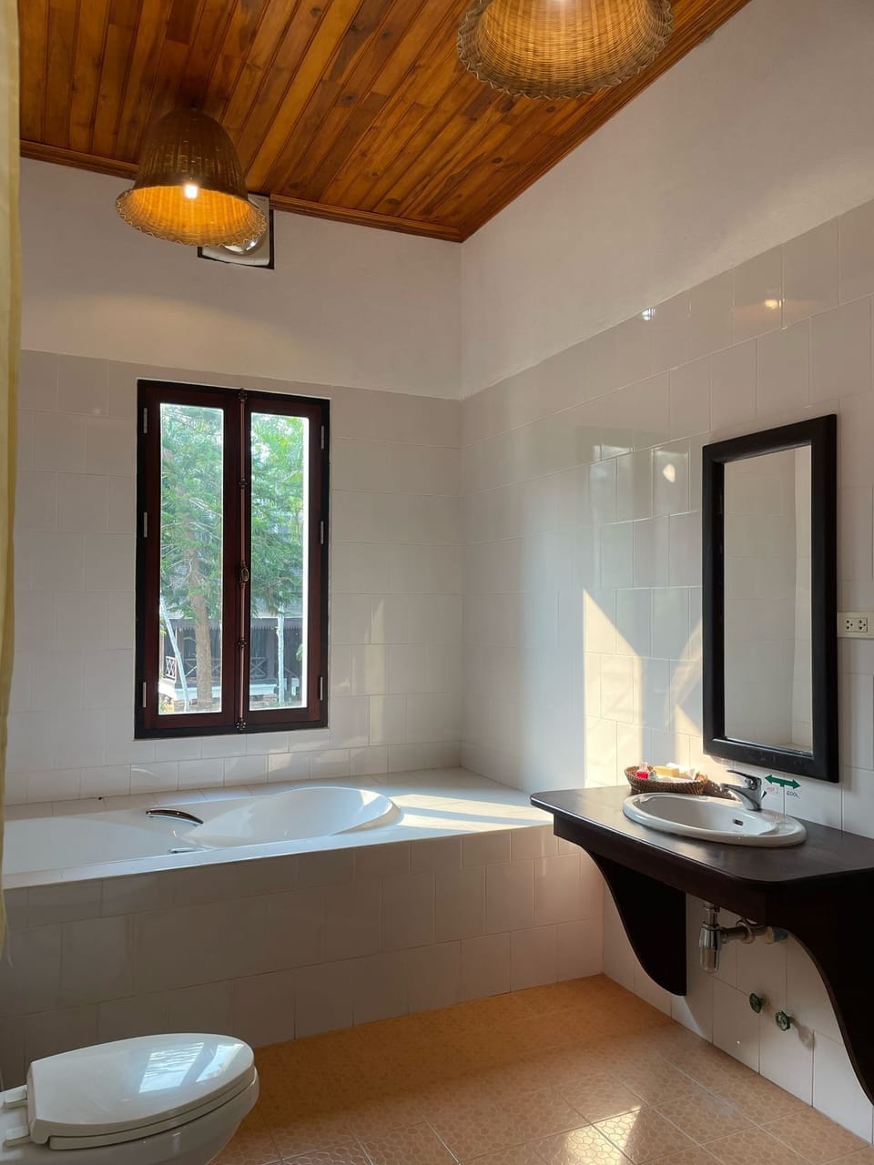 Deluxe Twin Room, Garden View | Bathroom | Rainfall showerhead, free toiletries, hair dryer, bathrobes