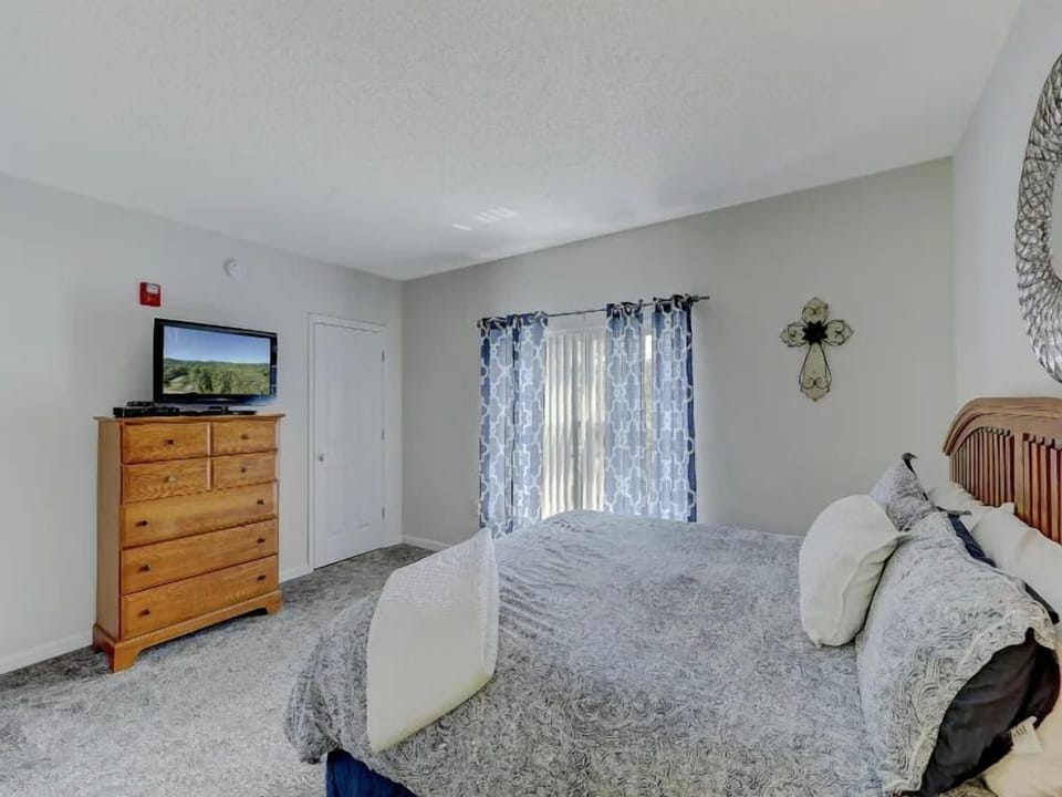 King Bedroom with Cable TV and WIfi