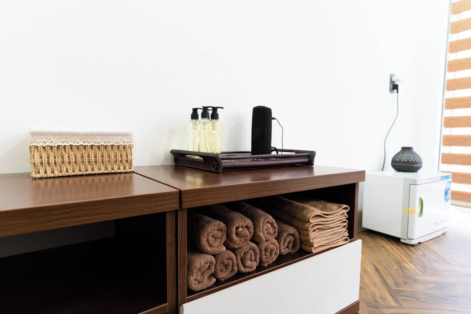 Couples treatment rooms, body treatments, hot stone massages