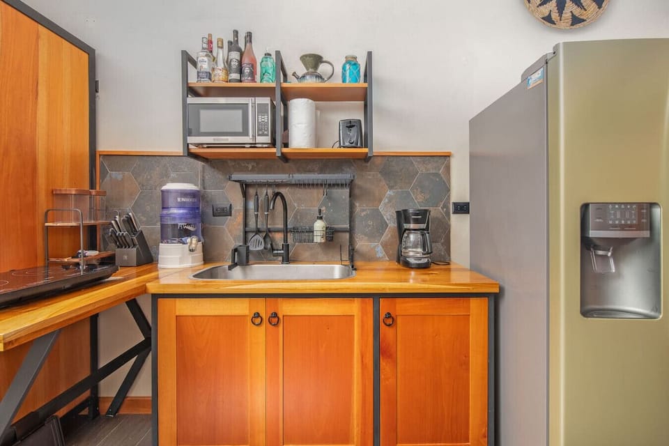 Fully equipped kitchen area with wooden cabinetry, Aloki Wim 4 in Playa Chiquita