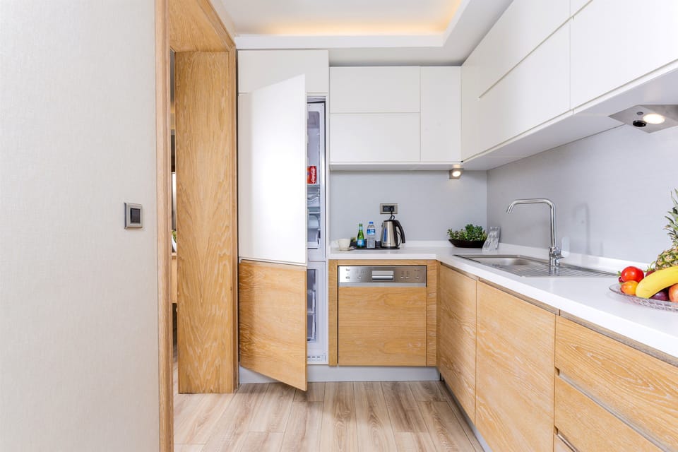 Queen Suite With 2 Bedrooms | Private kitchen | Mini-fridge, microwave, stovetop, dishwasher