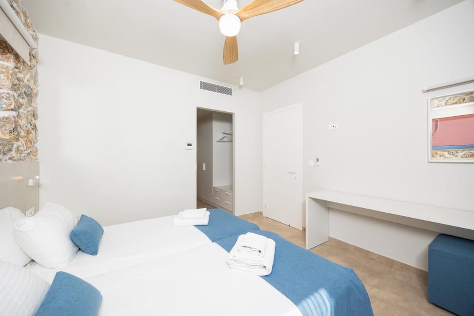 Twin bedroom with en suite bathroom and A/C