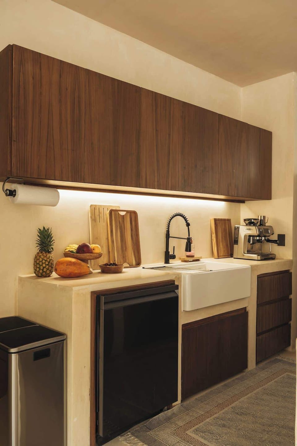 Fully equipped kitchen with dishwasher and espresso machine.