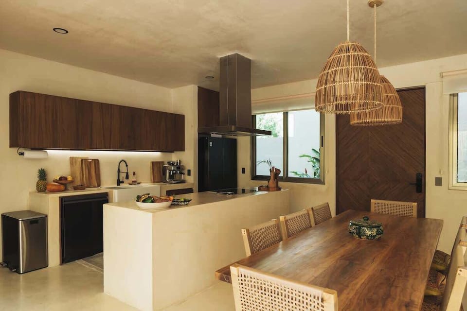 Fully equipped kitchen and dining table.