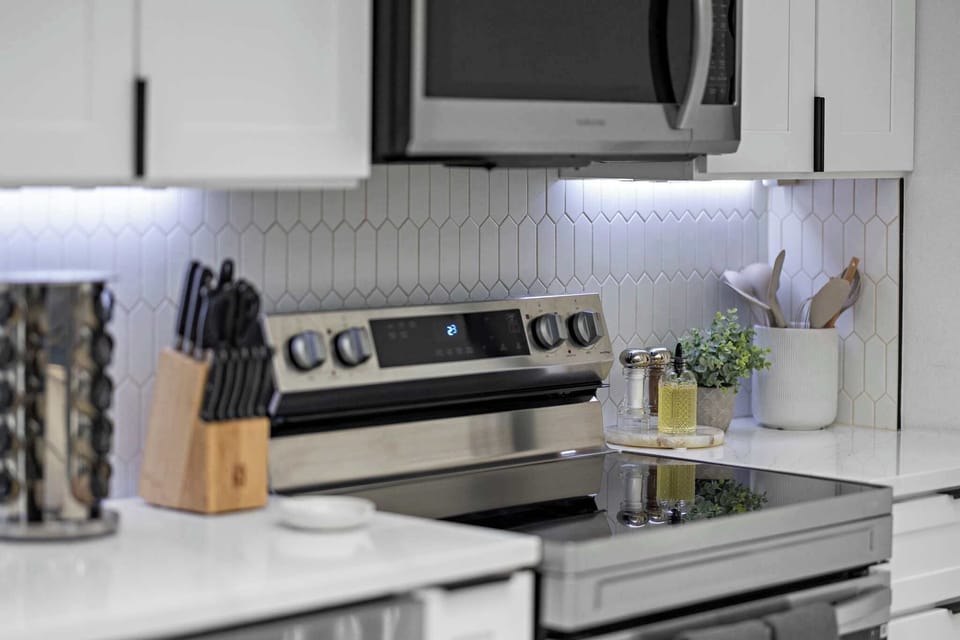 Electric stove top and oven w/ microwave above.