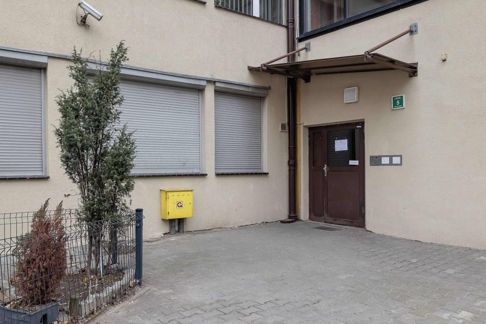 Well-maintained entrance to the apartment building, providing convenient and secure access.
