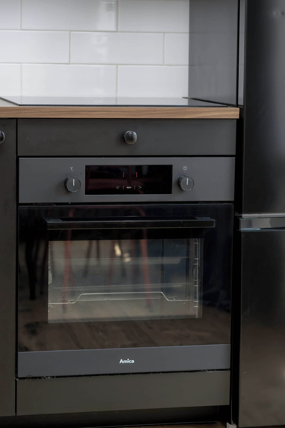 A close-up of a modern built-in oven within the kitchen cabinetry. Reflects the apartment’s high standard of equipment.
