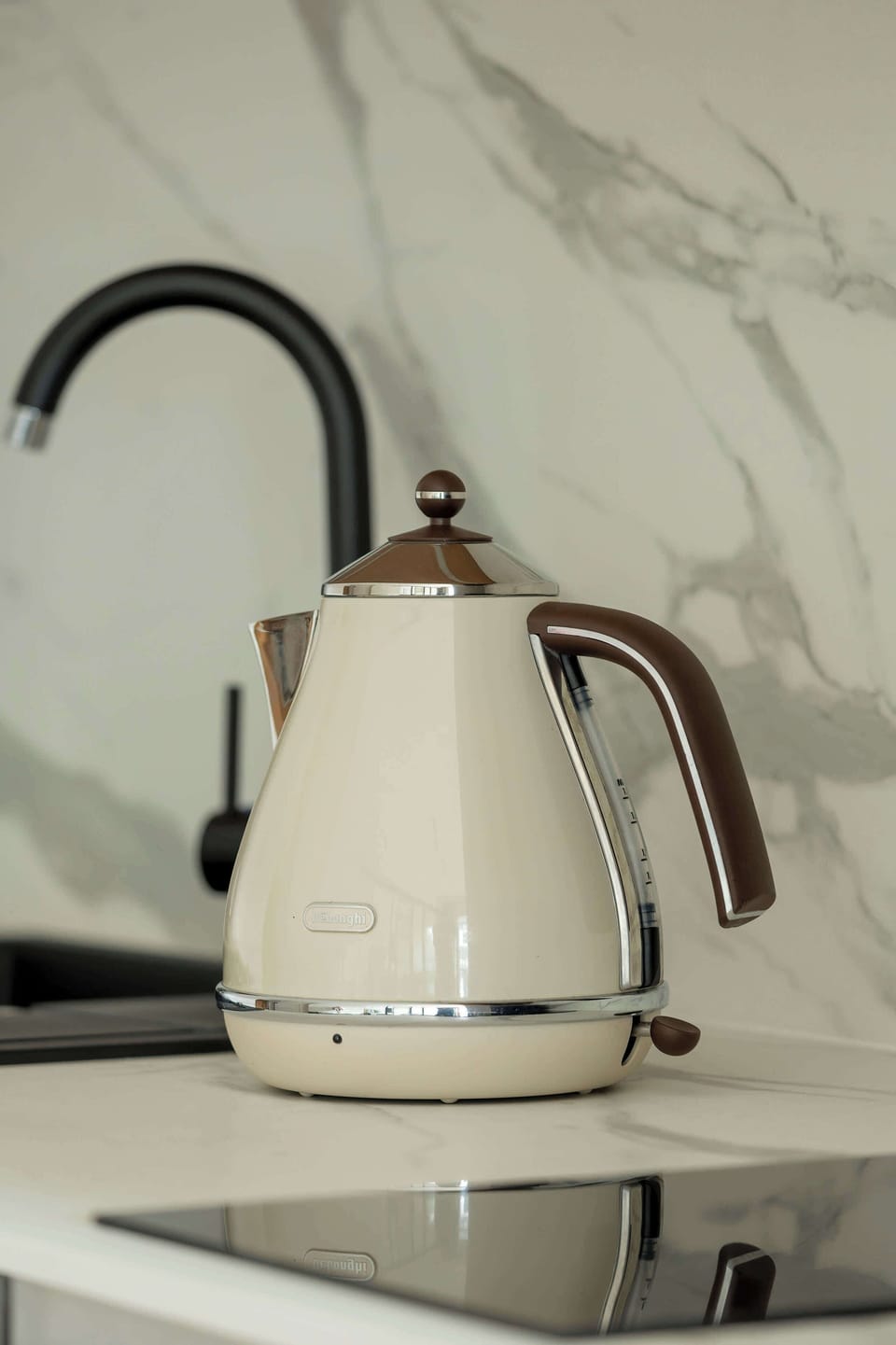 A modern electric kettle placed on the countertop, part of the fully equipped kitchenette.