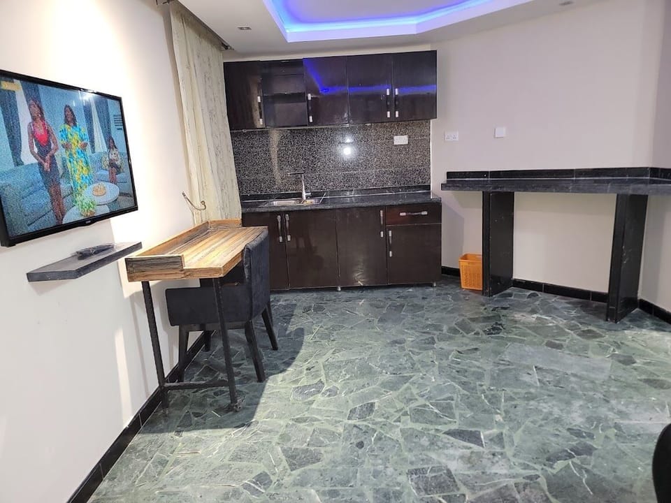 Deluxe Apartment, Non Smoking, City View | Private kitchen