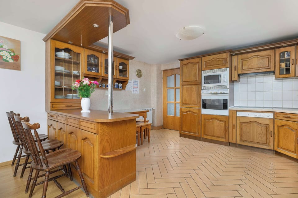 Practical, well-lit kitchen equipped with wooden cabinetry, full-sized appliances, and plenty of counter space – ideal for self-catering lodgings.