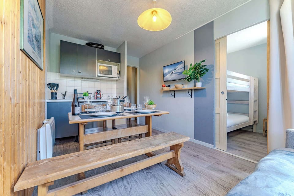 Gather around for a hearty alpine meal – fully equipped kitchen and charming dining area perfect for après-ski moments.