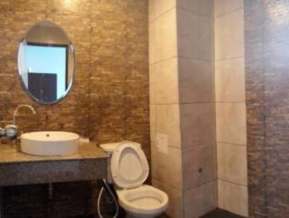 Shower, free toiletries, towels