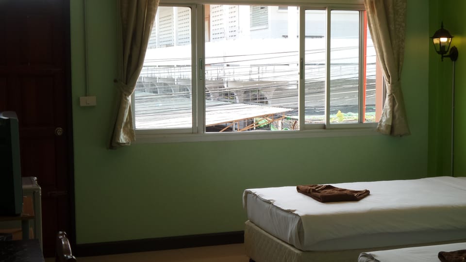 Air Conditioning Twin Room | Desk, WiFi (free)