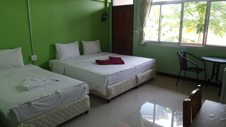 Air Conditioning Triple Room | Desk, WiFi (free)