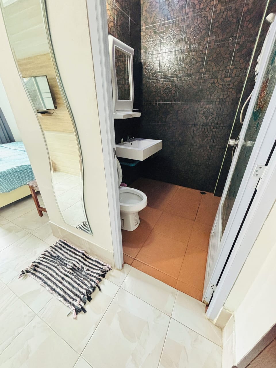 Standard Double Room | Bathroom | Shower, free toiletries, hair dryer, bidet