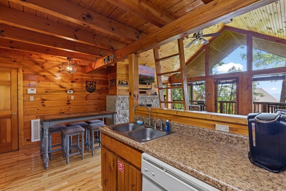 Kitchen/Dining Area