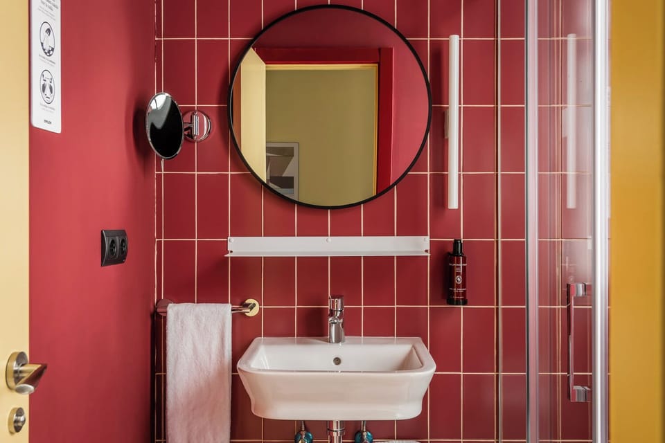 Twin Room | Bathroom | Shower, hair dryer, towels