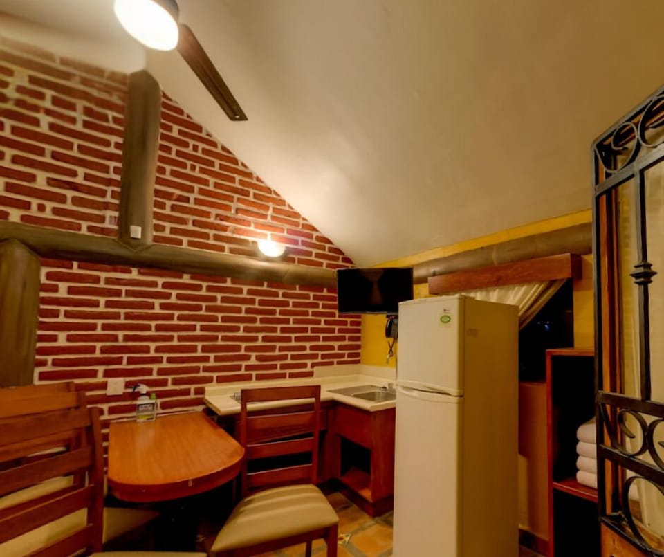 Comfort Cabin, Pool View | WiFi (free), bed sheets