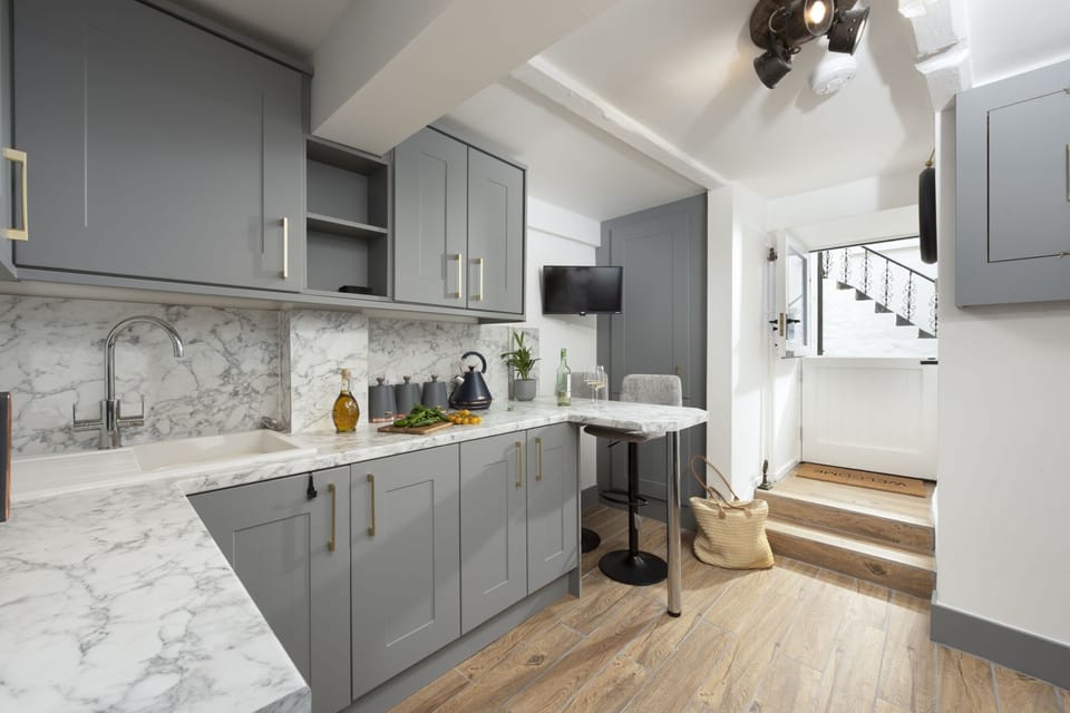 Kitchen, Breakfast Bar, TV-Fond Memories Cottage