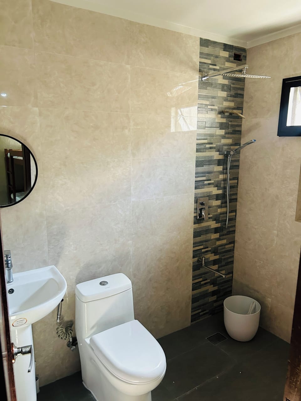 Family Room | Bathroom | Shower, hair dryer, slippers, bidet