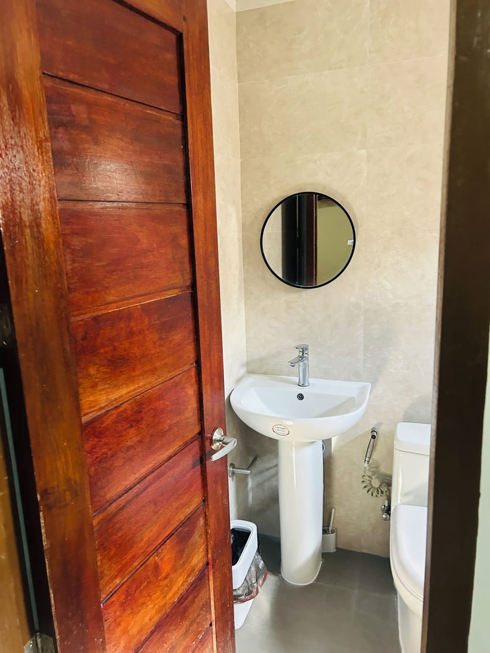 Family Room | Bathroom | Shower, hair dryer, slippers, bidet