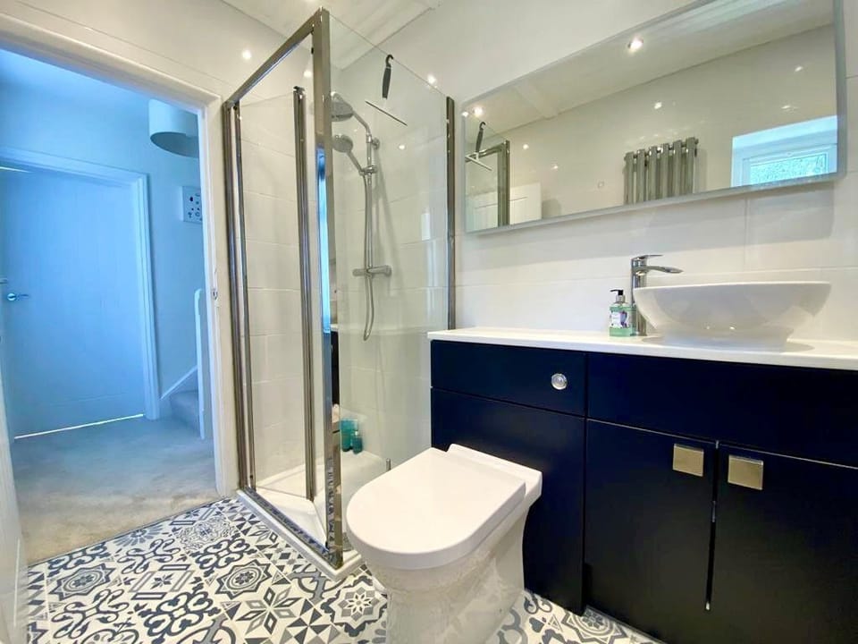 83 Gills Cliff Road, Ventnor; Family bathroom