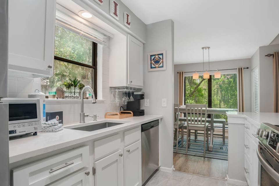 Villa, 1 King Bed, Balcony (2402 Lighthouse Tennis) | Private kitchen | Fridge, microwave, oven, stovetop