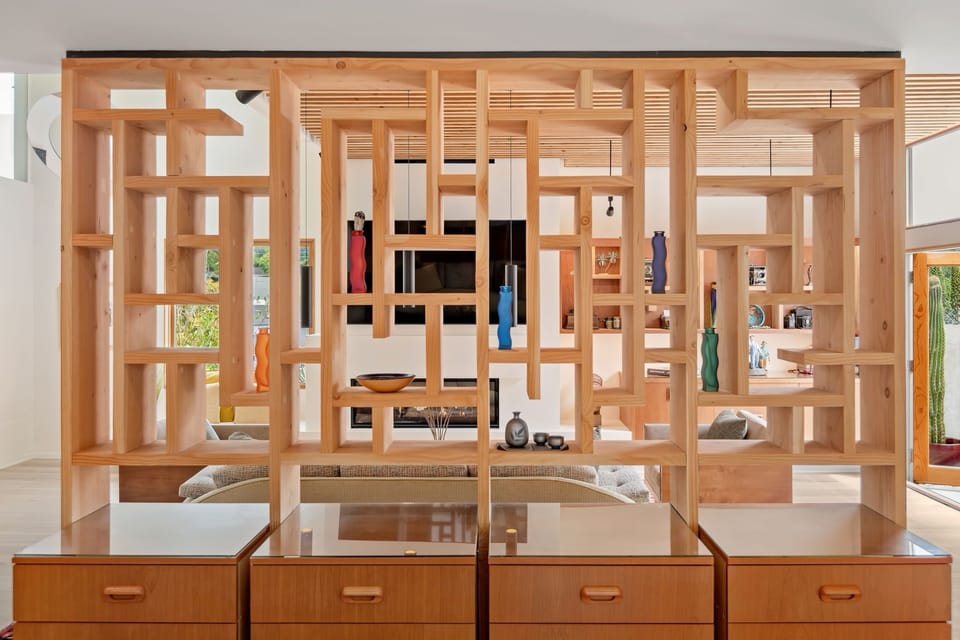 Beautiful partition between the kitchen and living room